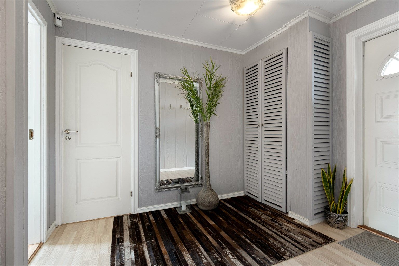 Fra hovedinngangen er det enkel adkomst til boligens øvrige rom.