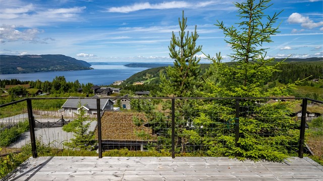Fra inngangspartiet er det bygget trapp som går opp til denne plattingen som gir mange muligheter for en ekstra flott uteplass i høyden.