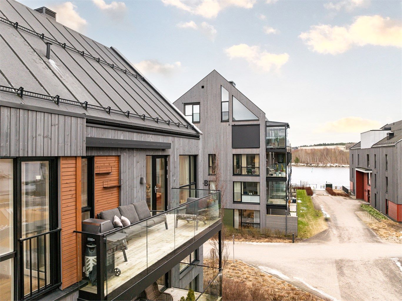 Solforholdene er meget gode, dagen gjennom. 
Her er det ingen overbygg som skaper skygge på balkongen, elektrisk markise montert.