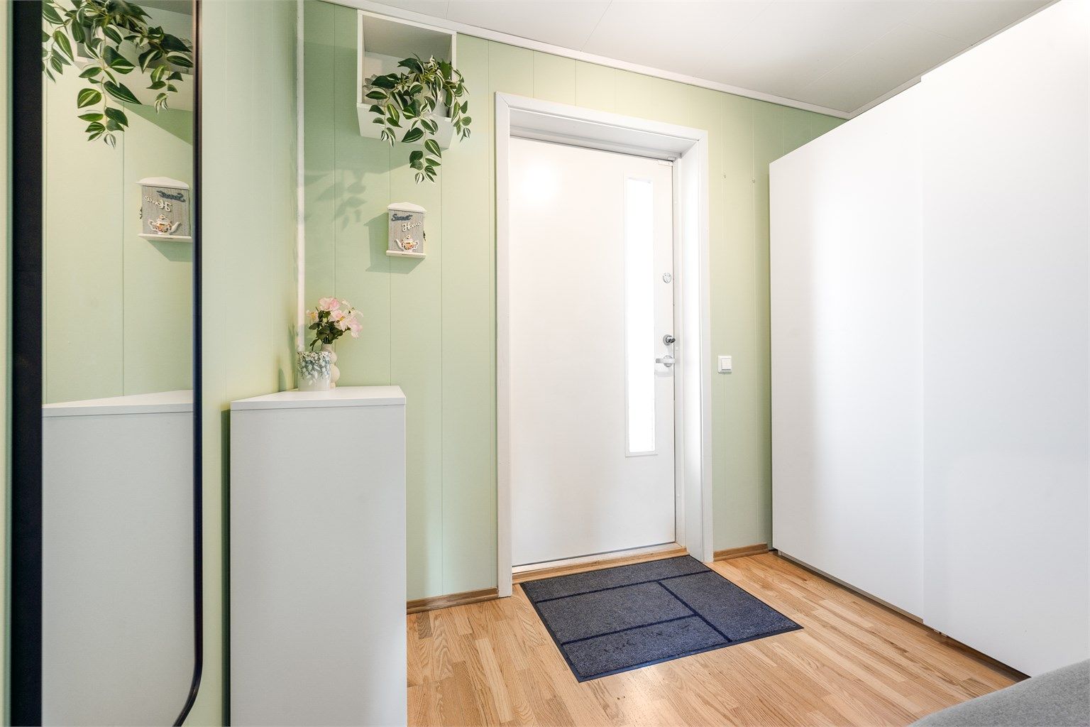 Entréen har en praktisk skyvedørsgarderobe for oppbevaring av yttertøy og sko.