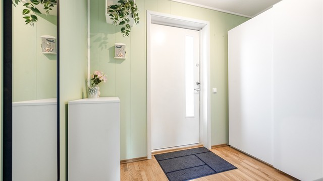 Entréen har en praktisk skyvedørsgarderobe for oppbevaring av yttertøy og sko.