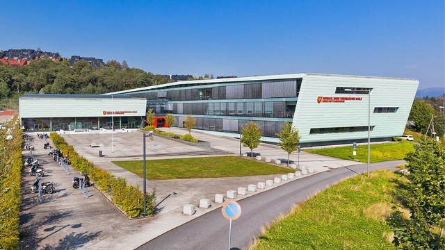 Nordahl Grieg videregående skole ligger ca 20 minutters gangavstand fra boligen