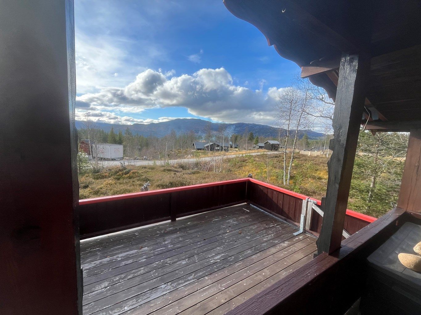 Solrike terrasser med flott utsikt. Delvis overbygget.