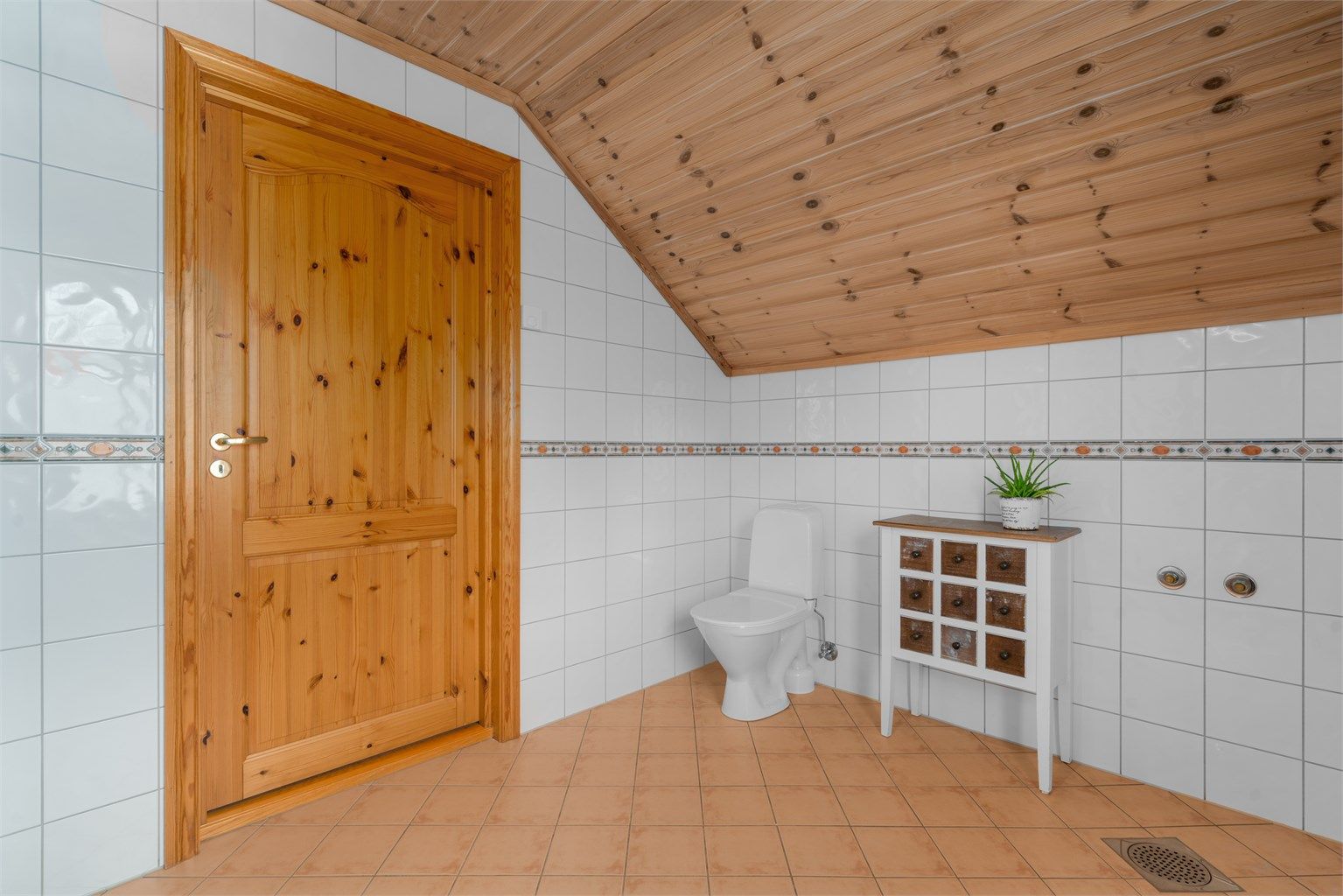Frittstående toalett. Det er også opplegg for badekar på vegg.