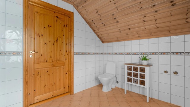 Frittstående toalett. Det er også opplegg for badekar på vegg.