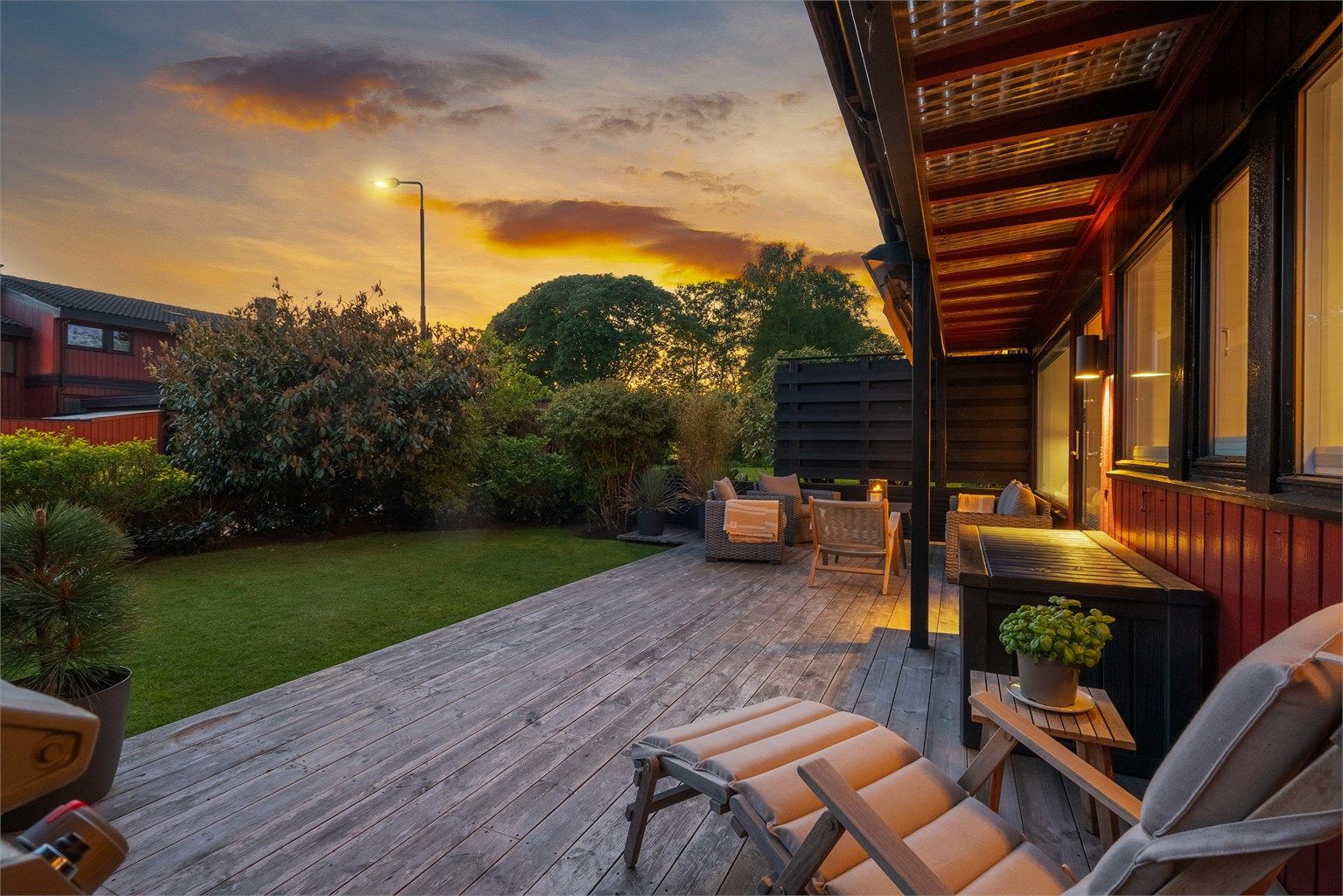 Solrik, vestvendt uteplass med terrasse og hage. 