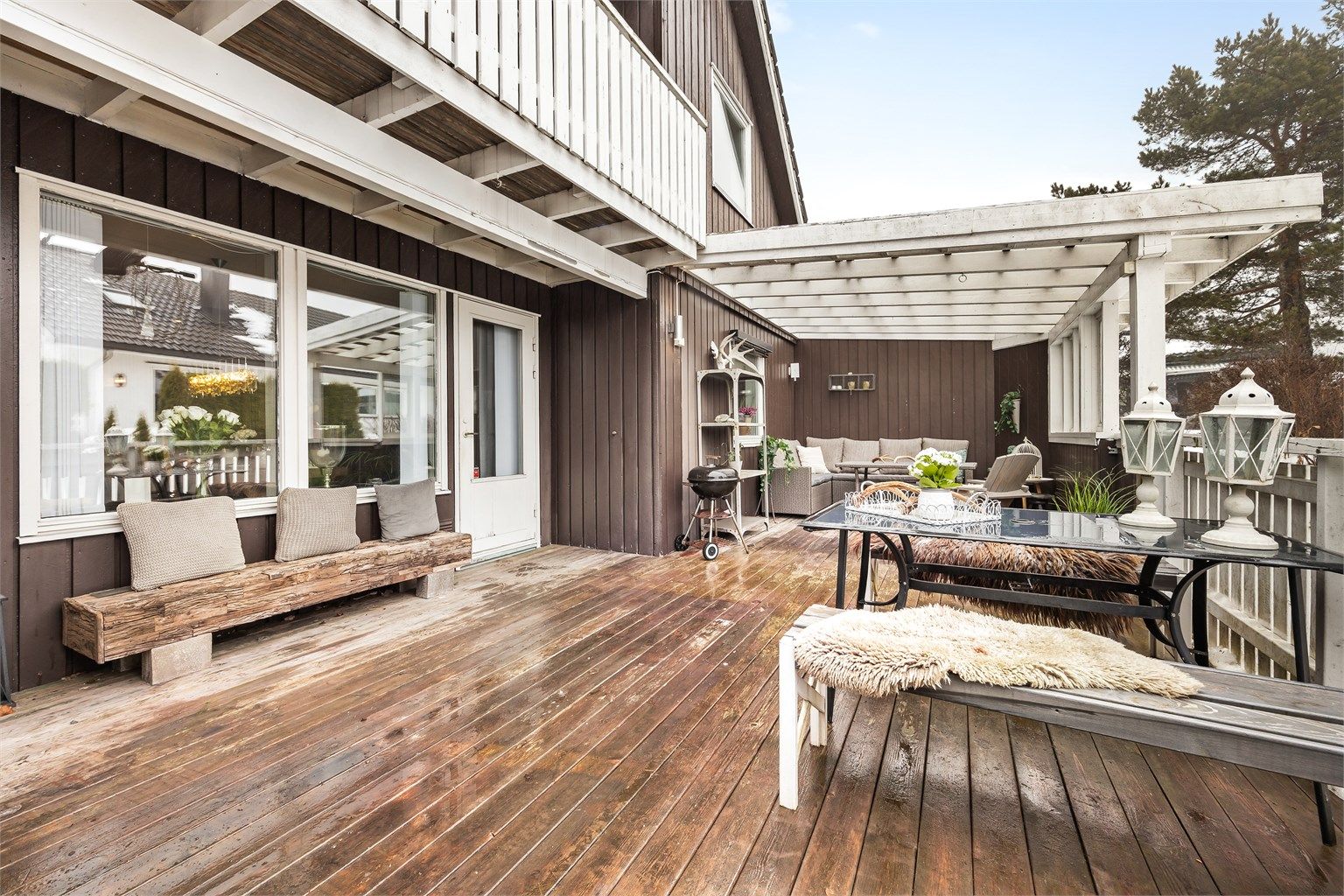 Deler av verandaen er takoverbygget og innkledd med vegger (ikke byggemeldt).