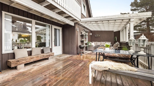 Deler av verandaen er takoverbygget og innkledd med vegger (ikke byggemeldt).