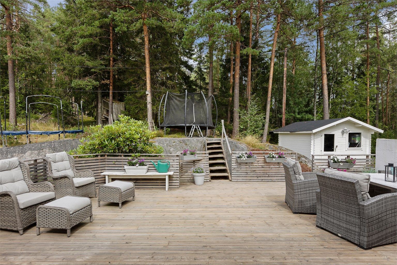 Uteområdet er opparbeidet med platting og har god plass for lek.