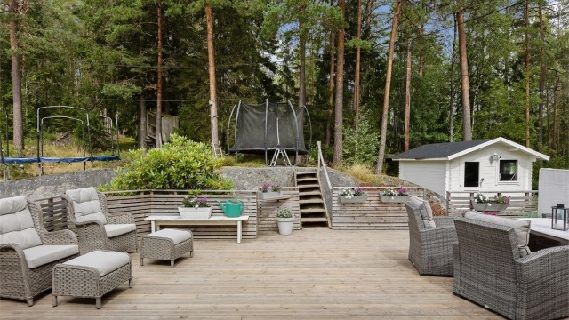 Uteområdet er opparbeidet med platting og har god plass for lek.