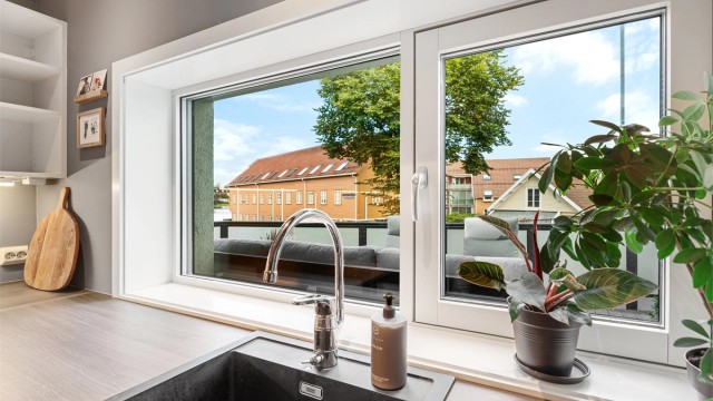 Fra kjøkkenet, ut mot terrassen og utsikt til Otra.