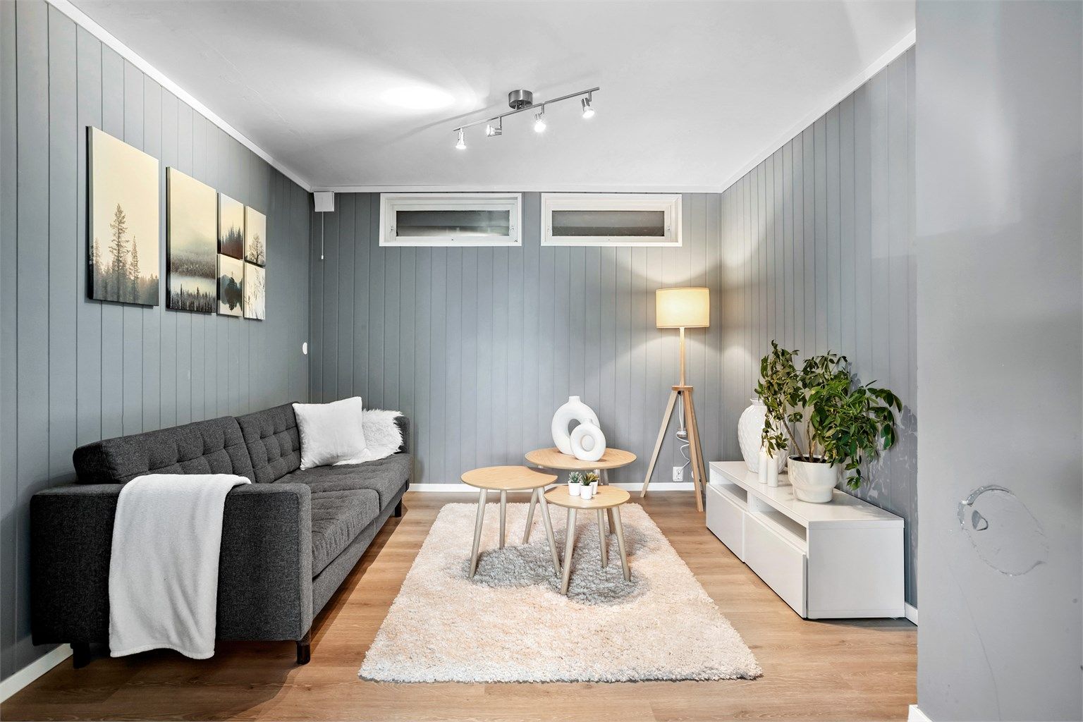 Kjellerstuen gir ekstra spillerom for familien, med gulvvarme for økt komfort.