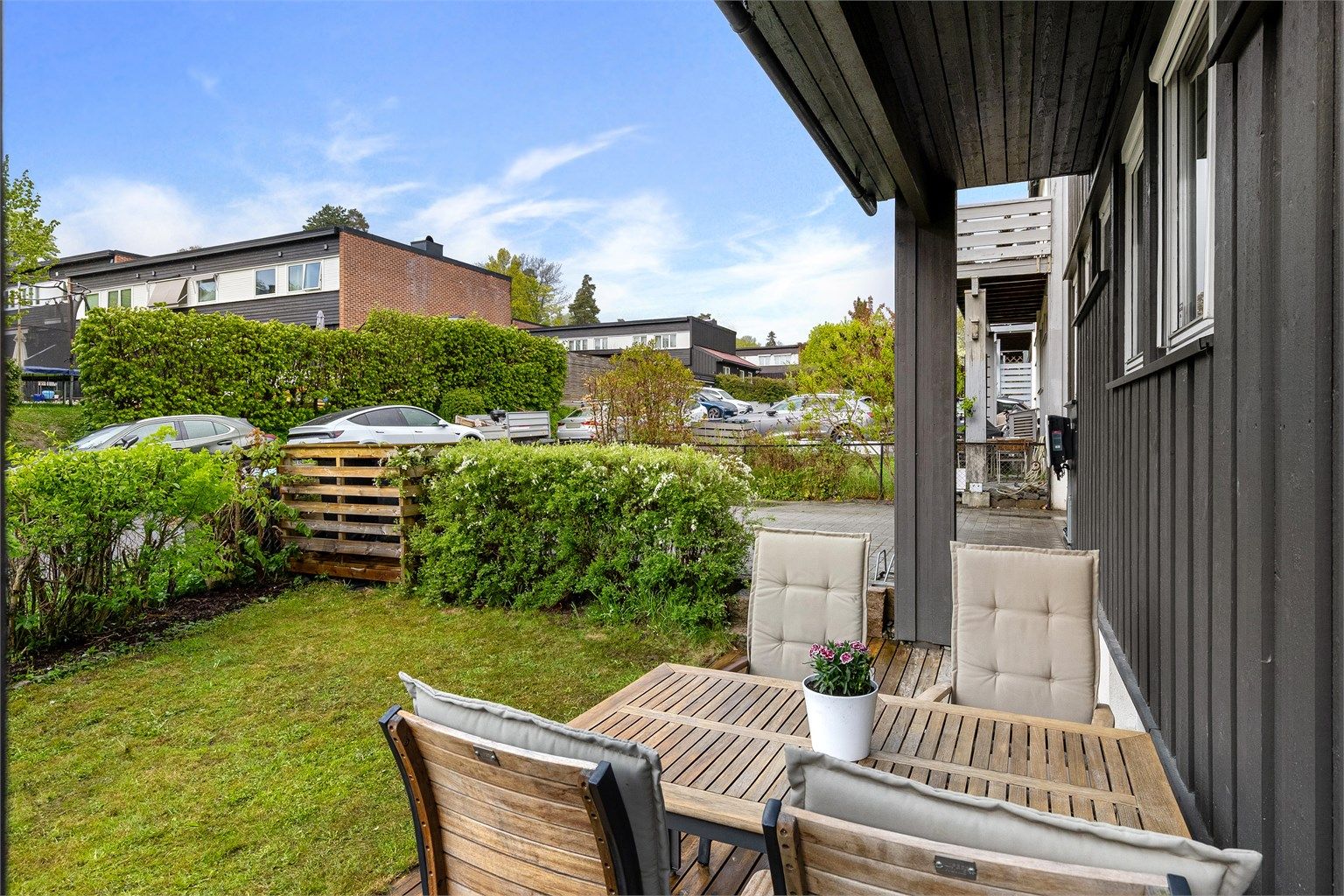 Koselig terrasse ved inngangspartiet