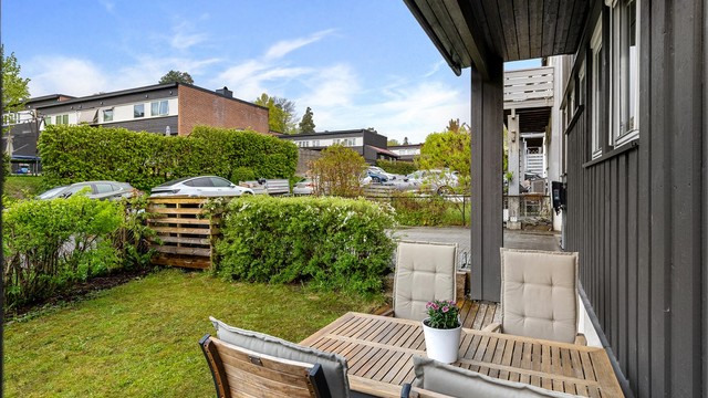 Koselig terrasse ved inngangspartiet