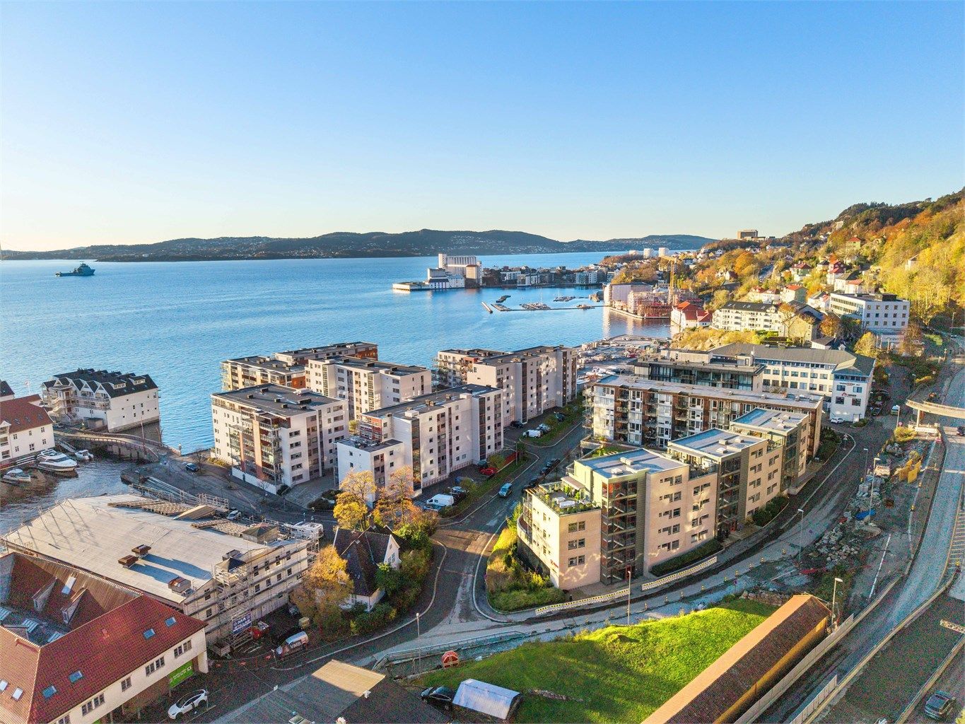 Leiligheten ligger på Måseskjæret, et idyllisk sted i Sandviken med hyppige bussavganger inn til Sentrum. 
