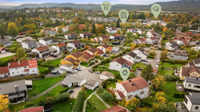 Eiendommen ligger meget sentralt til med få minutters gåavstand til T-bane/buss, skole- og barnehagetilbud, butikksenter, tur- og idrettsområder