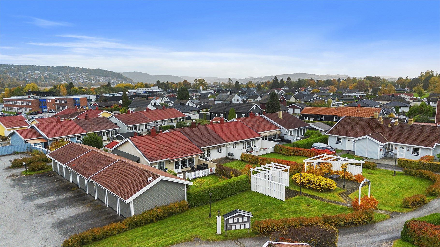 Eiendommen har en sentral og attraktiv beliggenhet mellom Skien og Porsgrunn.
