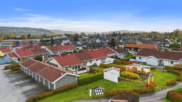 Eiendommen har en sentral og attraktiv beliggenhet mellom Skien og Porsgrunn.