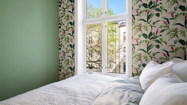 Soverommet vender mot en rolig bakgård, noe som gir en behagelig og skjermet atmosfære med grønt utsyn.