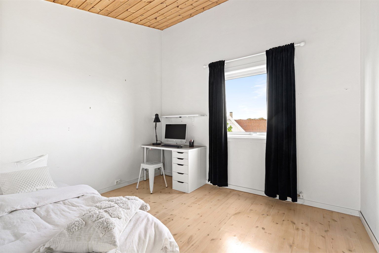 Soverom II med furugulv og god plass til både seng og skrivebord. Her har man plass til garderobeskap også.