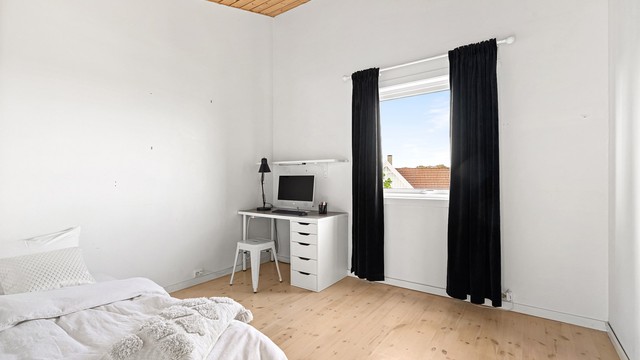 Soverom II med furugulv og god plass til både seng og skrivebord. Her har man plass til garderobeskap også.