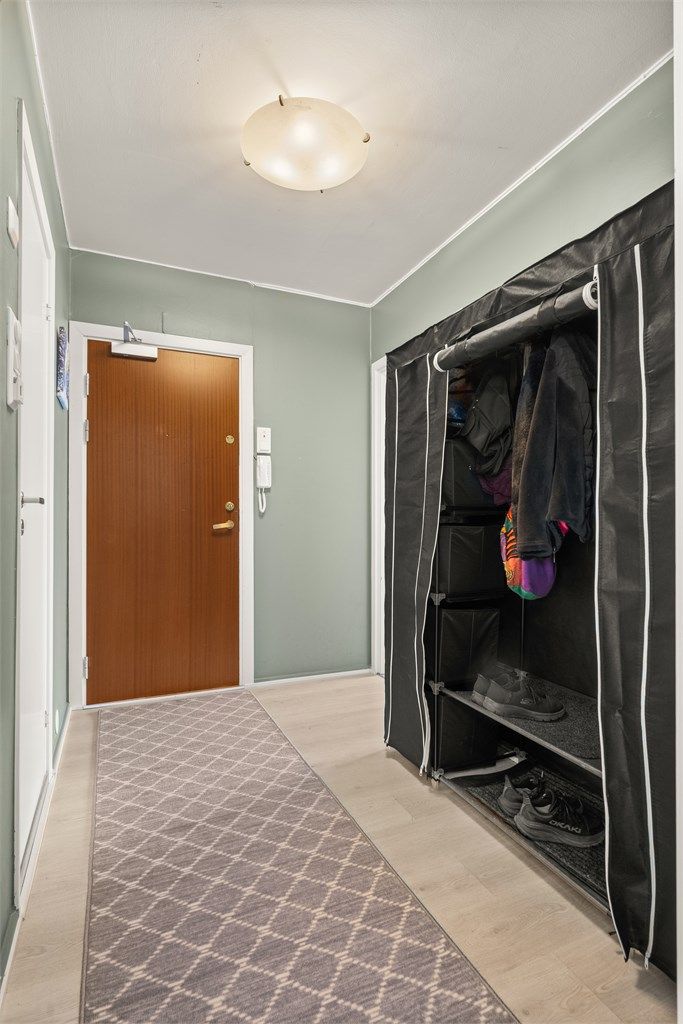 Sikkerheten ivaretas med entrédør i brannklasse B30 og lydklasse 35dB, samt dørcalling.