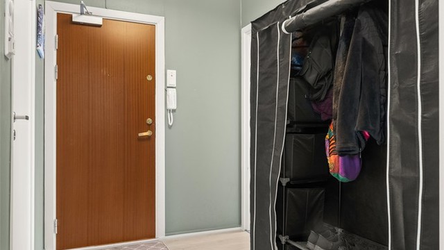 Sikkerheten ivaretas med entrédør i brannklasse B30 og lydklasse 35dB, samt dørcalling.