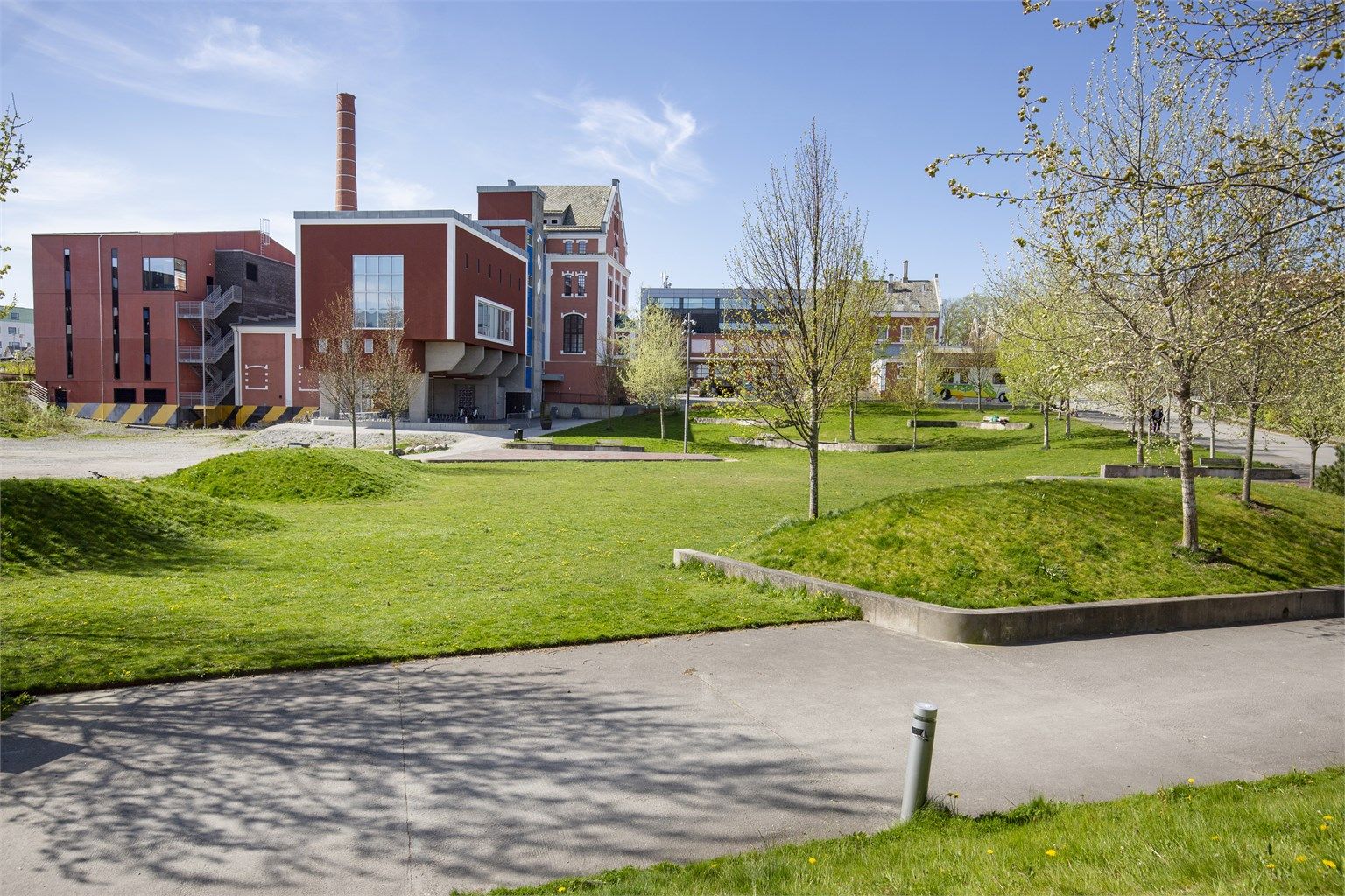 Like leiligheten har man Lervigparken, hvor det er fine grøntområder og sjøpromenade