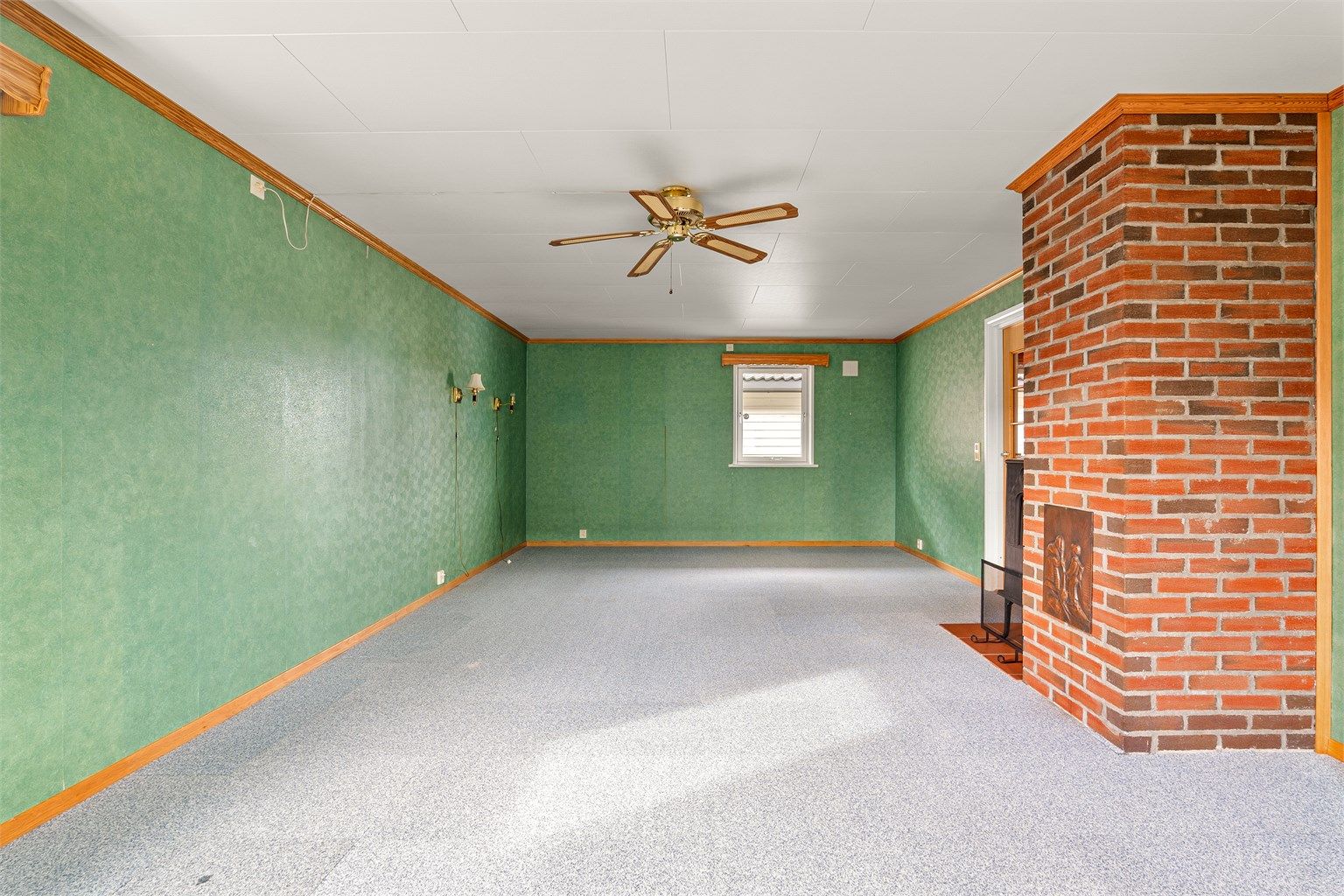 Den eksisterende planløsningen er et godt utgangspunkt for oppussing og består av flere generøse rom. Stuen alene er på over 30 kvm.