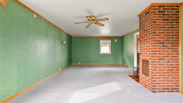 Den eksisterende planløsningen er et godt utgangspunkt for oppussing og består av flere generøse rom. Stuen alene er på over 30 kvm.