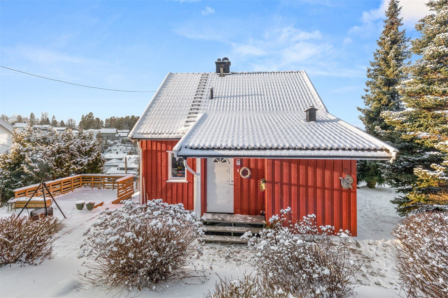 Boligen har fine uteplasser og byr også på en sydvest-vendt terrasse i hagen med fin plass til bålpanne.  Foto: Fotofirma Oh Shots