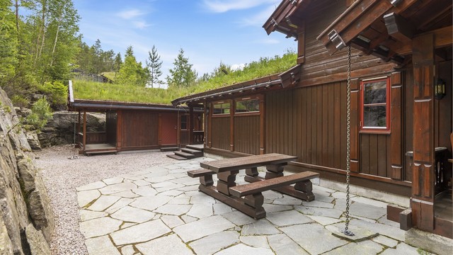 Nydelig og helt usjenert uteplass ved inngangspartiet