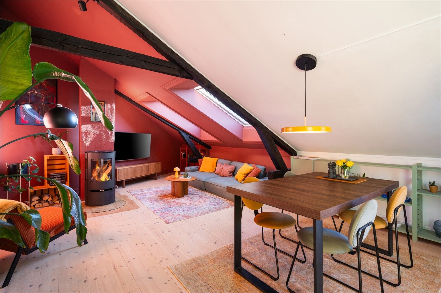 Store takvinduer slipper inn godt med lys og skaper en behagelig atmosfære.