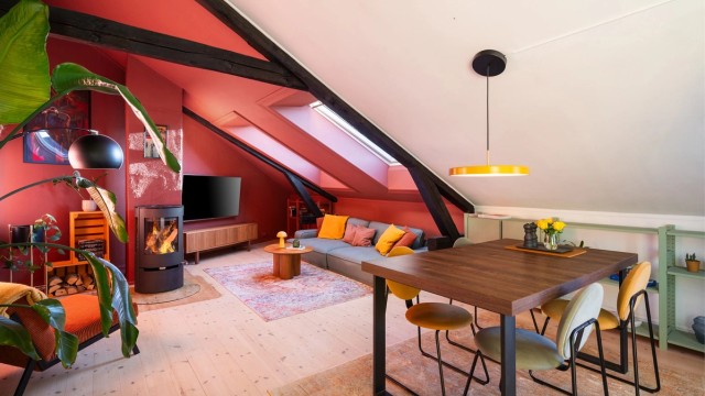 Store takvinduer slipper inn godt med lys og skaper en behagelig atmosfære.