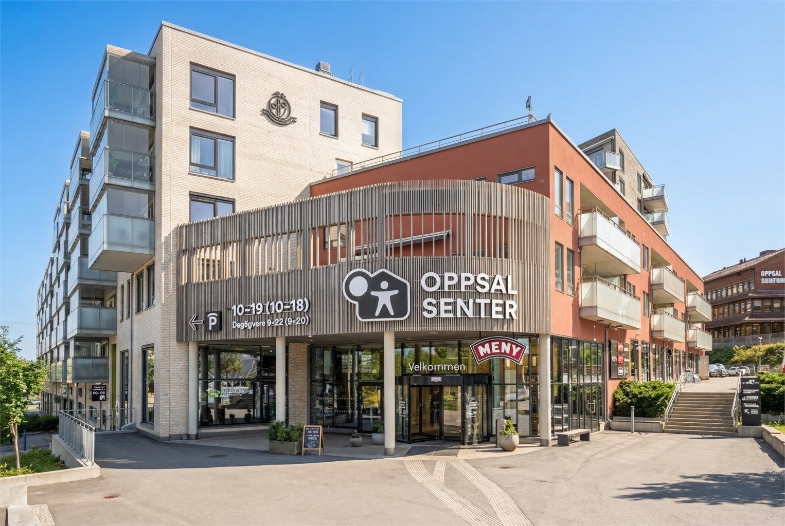 Oppsal Senter med et godt utvalg av butikker og tjenester ligger kun 5 minutter unna til fots.