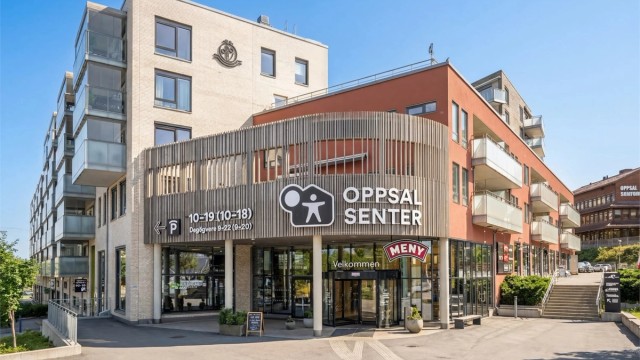 Oppsal Senter med et godt utvalg av butikker og tjenester ligger kun 5 minutter unna til fots.