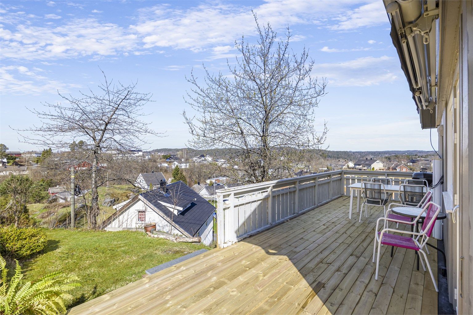 Terrassen strekker seg langs siden av huset og gir gode solforhold.