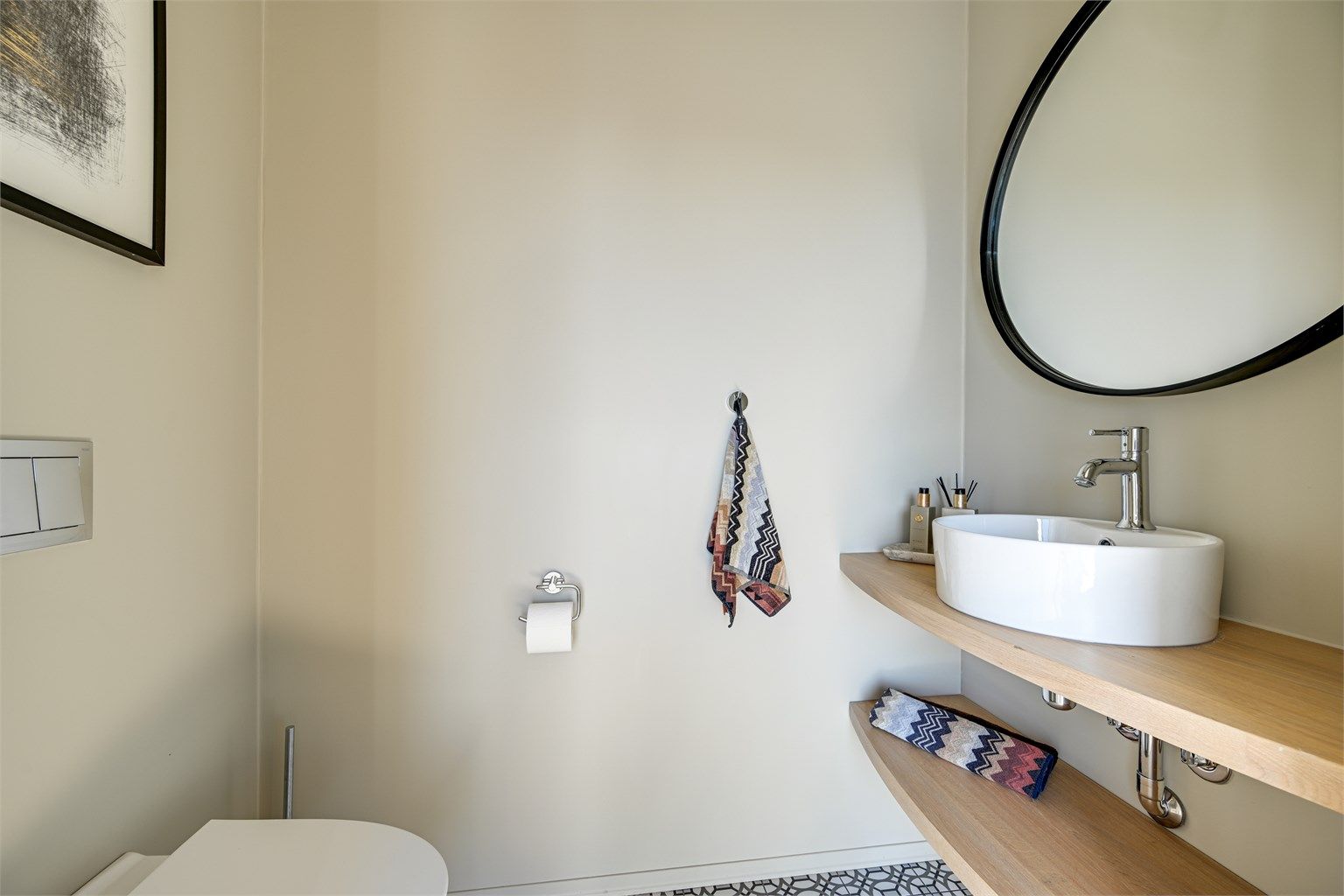 I tillegg til to bad har boligen et praktisk, separat toalettrom i andre etasje.