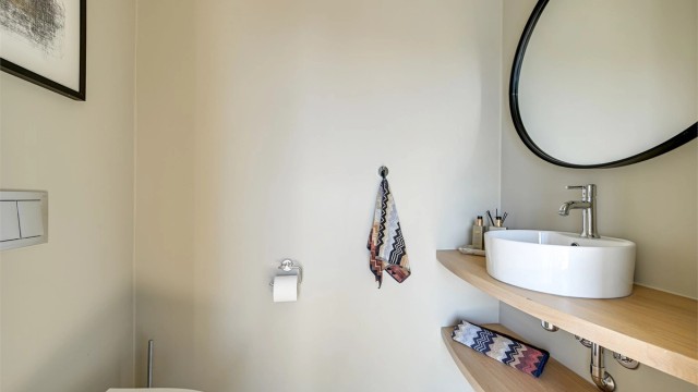 I tillegg til to bad har boligen et praktisk, separat toalettrom i andre etasje.