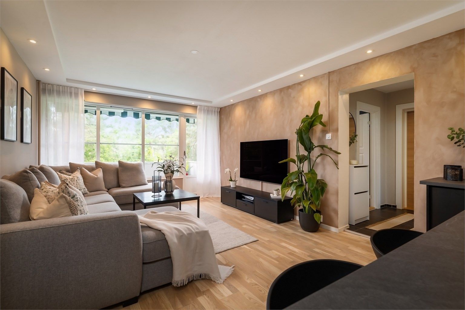 Store vinduer som gir gode mengder naturlig lys. 