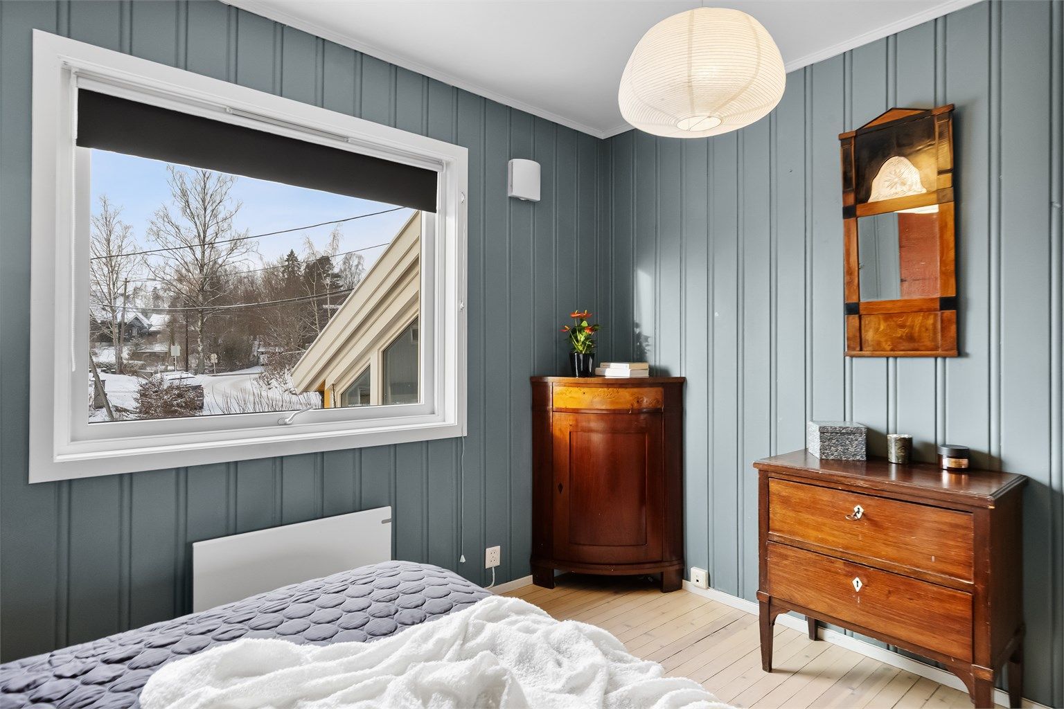 Alle soverommene har tregulv og panelkledde eller malte veggflater.