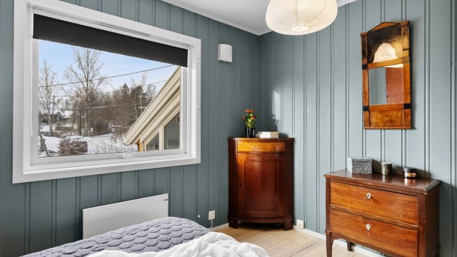 Alle soverommene har tregulv og panelkledde eller malte veggflater.