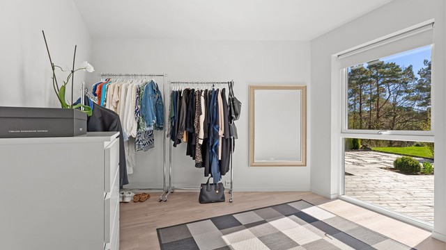Soverom med god plass til seng som i dag er innredet til garderobe