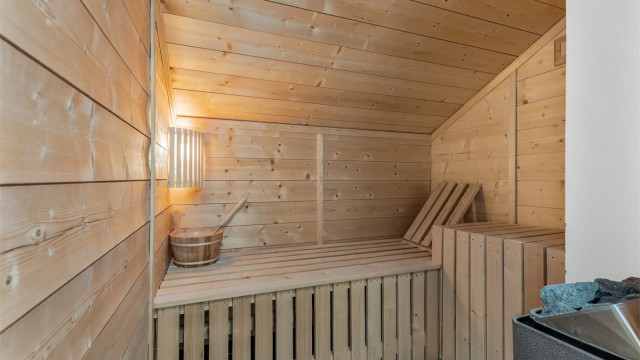 Badstue med tilgang fra badet i 2.etasje. Flislagt gulv. Vegger med trekledning. Himling med trekledning. Naturlig avtrekksventil på vegg. Elektrisk badstueovn.