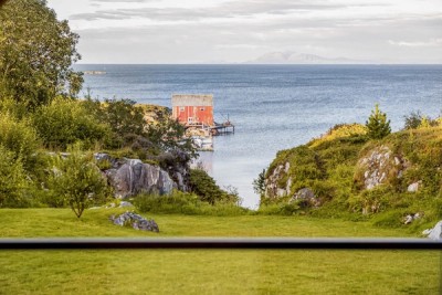 Eiendommene ligger i ei stille bukt med fantastisk utsikt mot havet. Hitra er Norges største øy sør for Lofoten, og byr på variert flora og fauna.