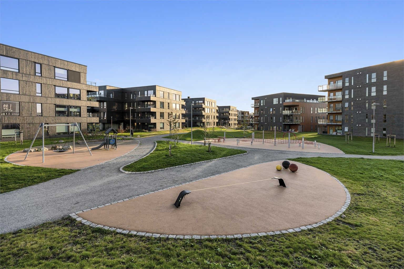Sørbøhagane er et etablert og rolig nabolag med flotte, opparbeidede fellesområder og lekeplasser.