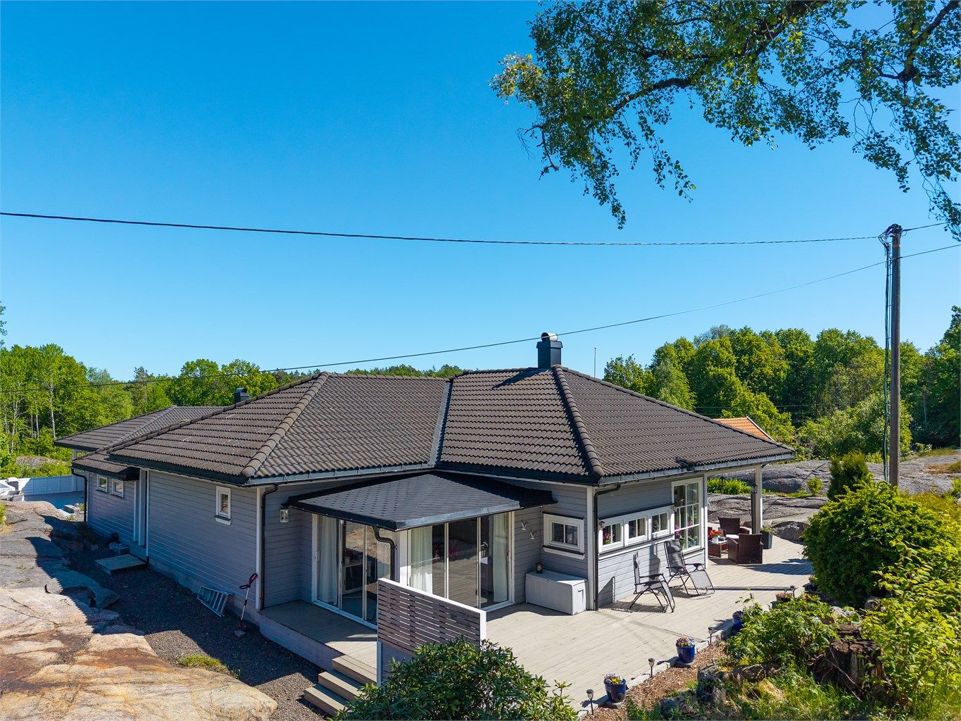 Eiendommen har eiet tomt på 823 kvm og sol fra tidlig morgen og helt til ca. kl 20.00