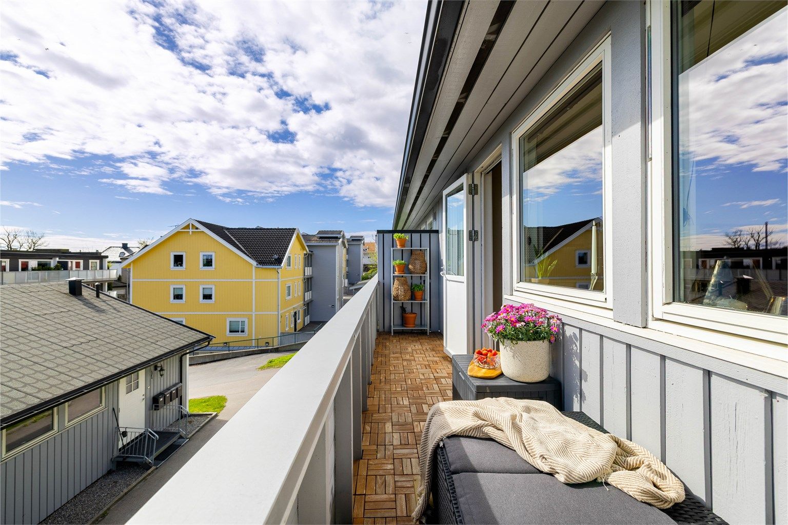 Fra vår til høst har balkongen solen allerede fra den står opp, frem til midt på dagen.