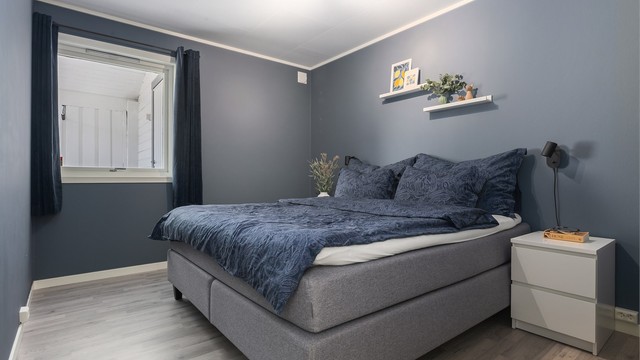 Hovedsoverommet er av god størrelse og er oppmålt til 11m² med god plass til dobbeltseng og nattbord på hver av sidene