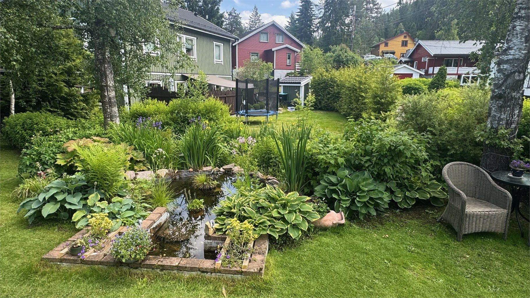 Koselig beplatning skaper en hyggelig uteplass